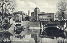 2283 Gezicht op de Tolsteegbrug over de Stadsbuitengracht te Utrecht; links de Bijlhouwerbrug en op de achtergrond ...